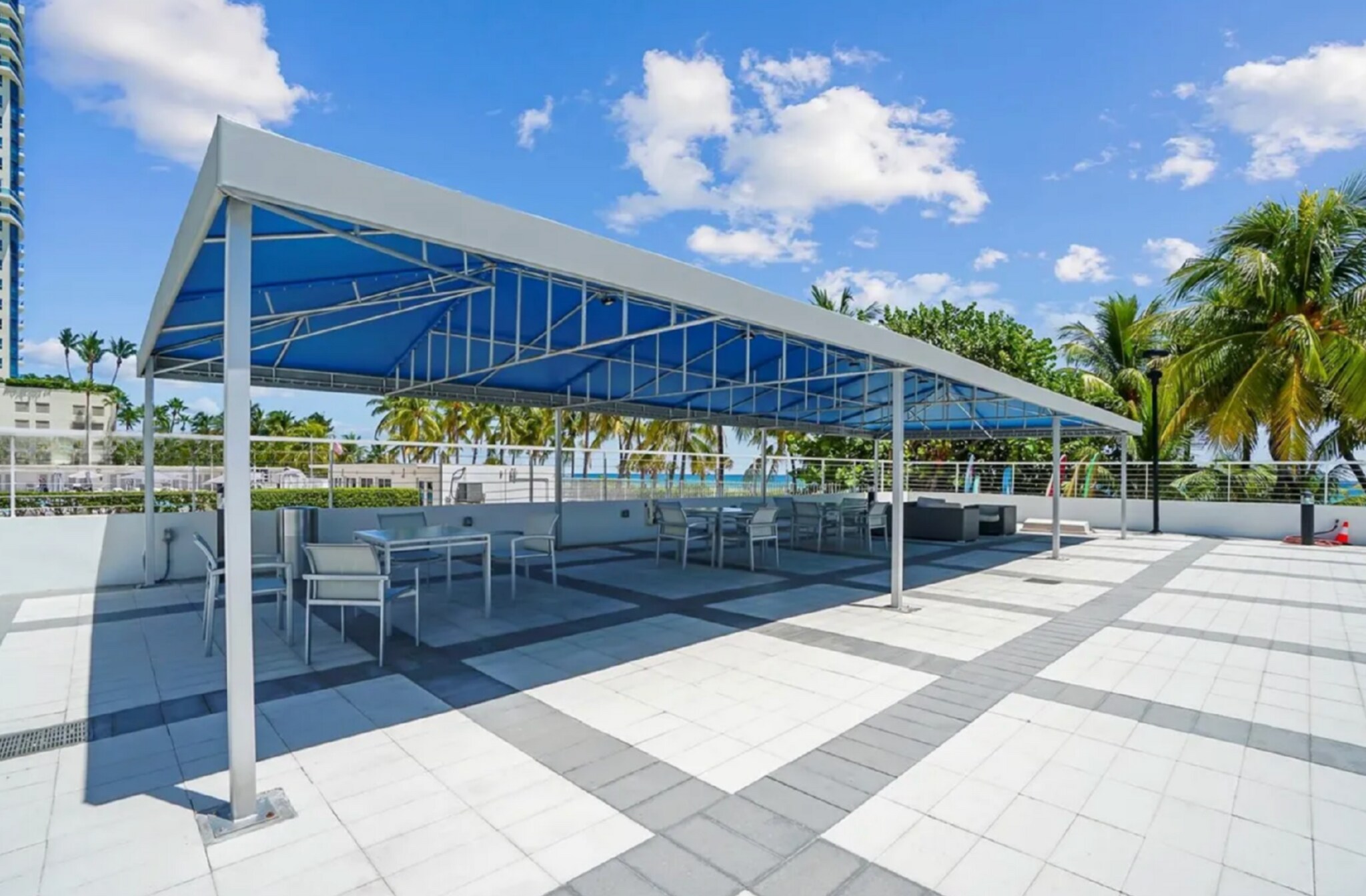 Building Photo - 5001 Collins Ave