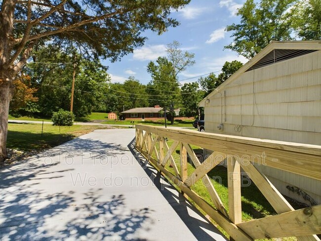 Building Photo - 6724 Sycamore Ave