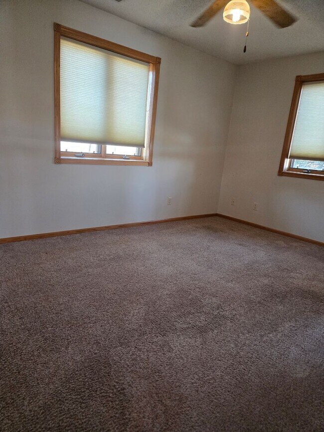 Building Photo - Home on the Lake