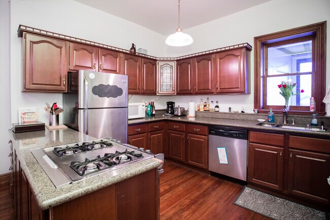 Building Photo - 421 E Carson St