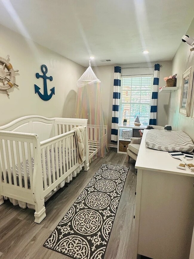 Building Photo - Topiary House