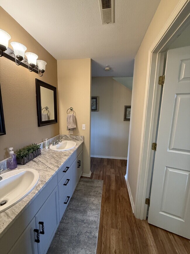 Building Photo - Penthouse Fully Furnished - Lakeview 2 Bed...