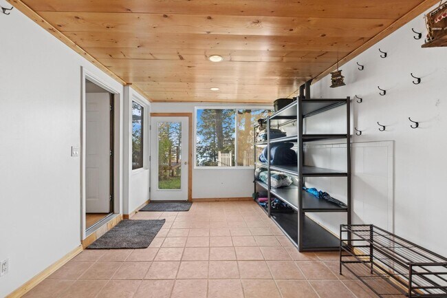 Building Photo - Whitefish Home with Great Lake Views