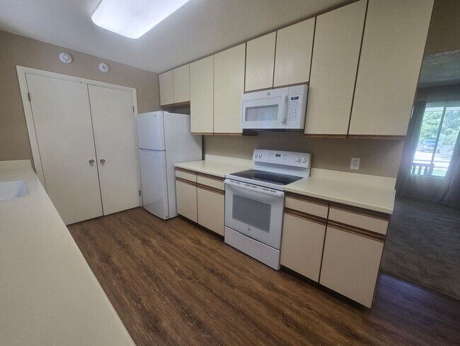 Building Photo - Rural 3 Bedroom Home in Fort Collins with Attached Garage and HUGE Yard Now Available! NO HOA!