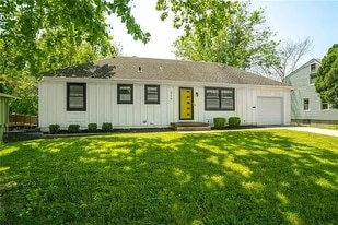 Building Photo - 319 E 100th Ter