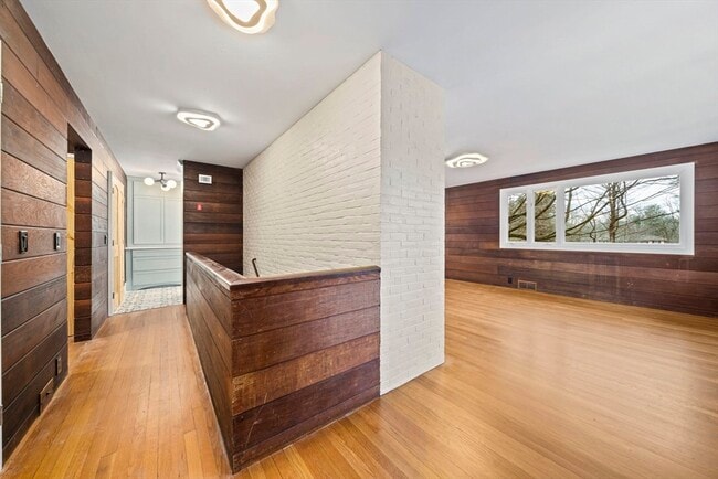 Building Photo - 12 Sabrina Farm