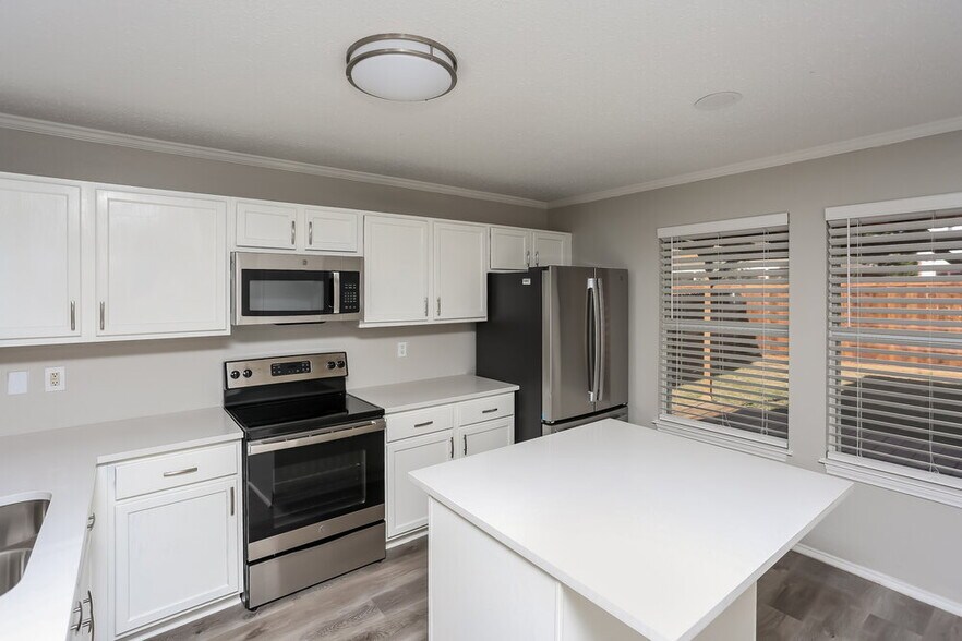 Building Photo - 5301 Royal Burgess Dr