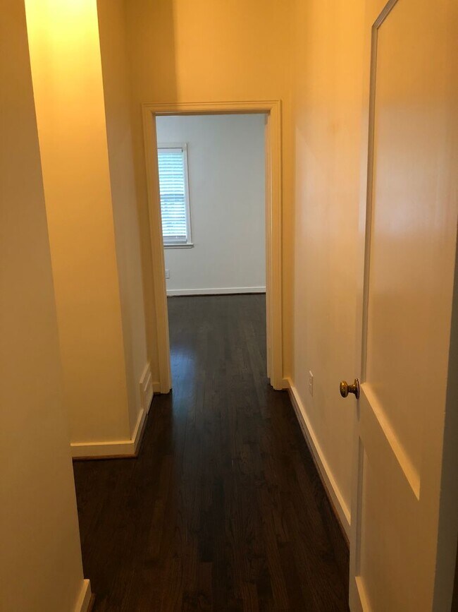 Building Photo - r1670