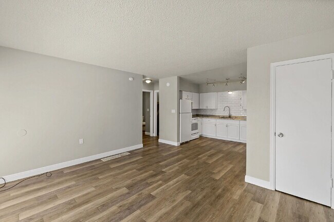 Building Photo - 402 Sunny Ln