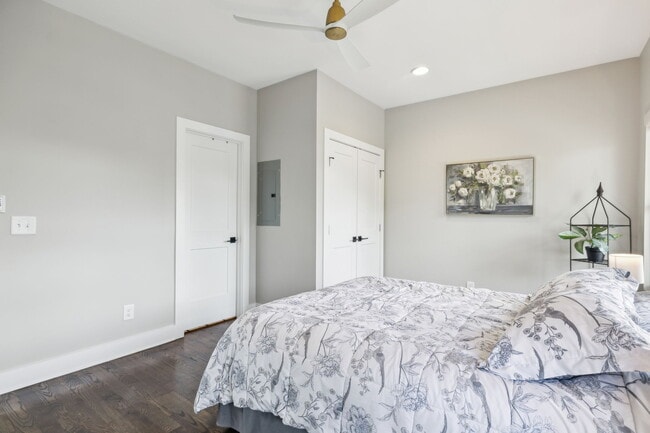 Building Photo - 6216B California Ave