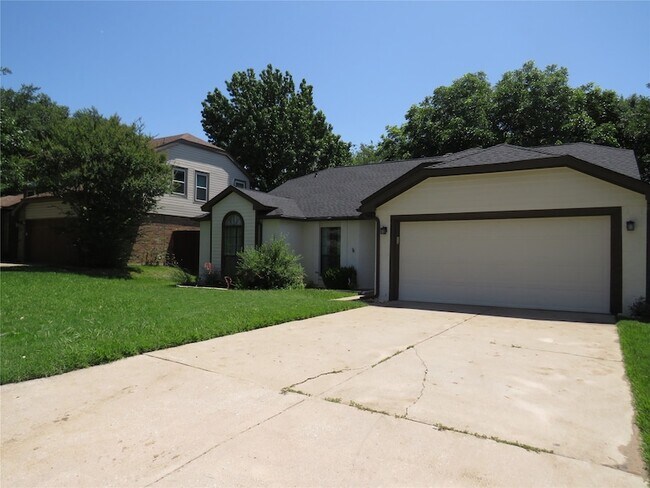 Building Photo - 2308 Crestmeadow St
