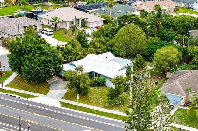 Building Photo - 2041 SE Floresta Dr