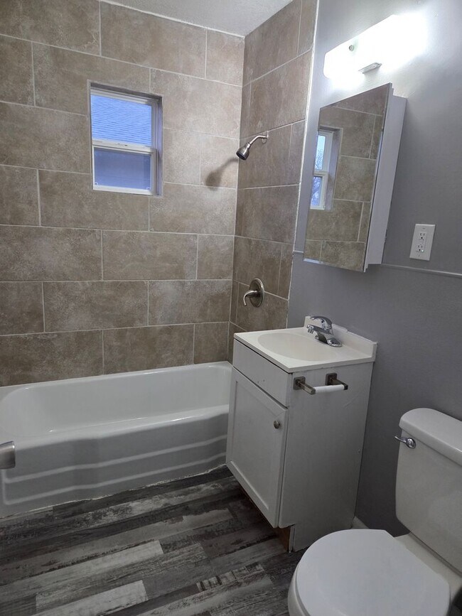 Building Photo - 1025 S St Clair St