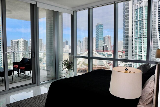 Building Photo - 851 NE 1st Ave