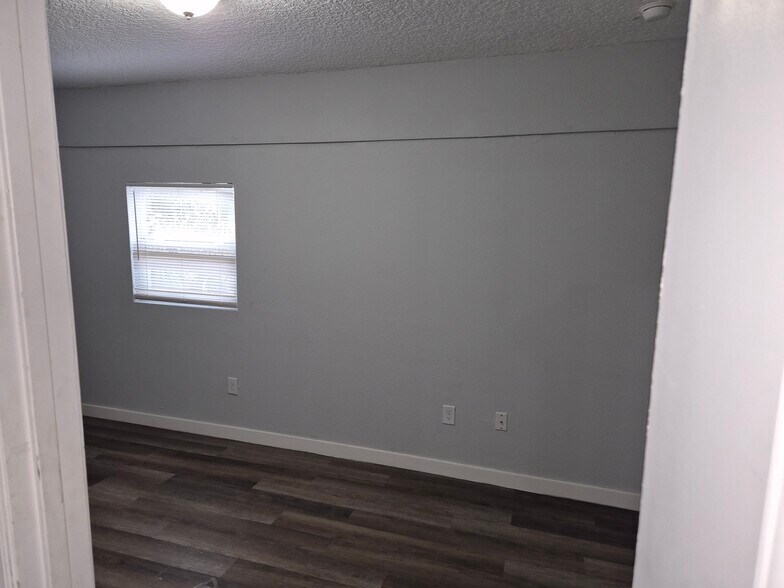 Building Photo - 211 E 17th St