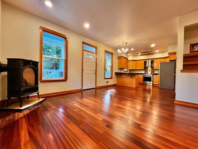 Building Photo - Beautiful 4 Bedroom Bainbridge Home Close ...