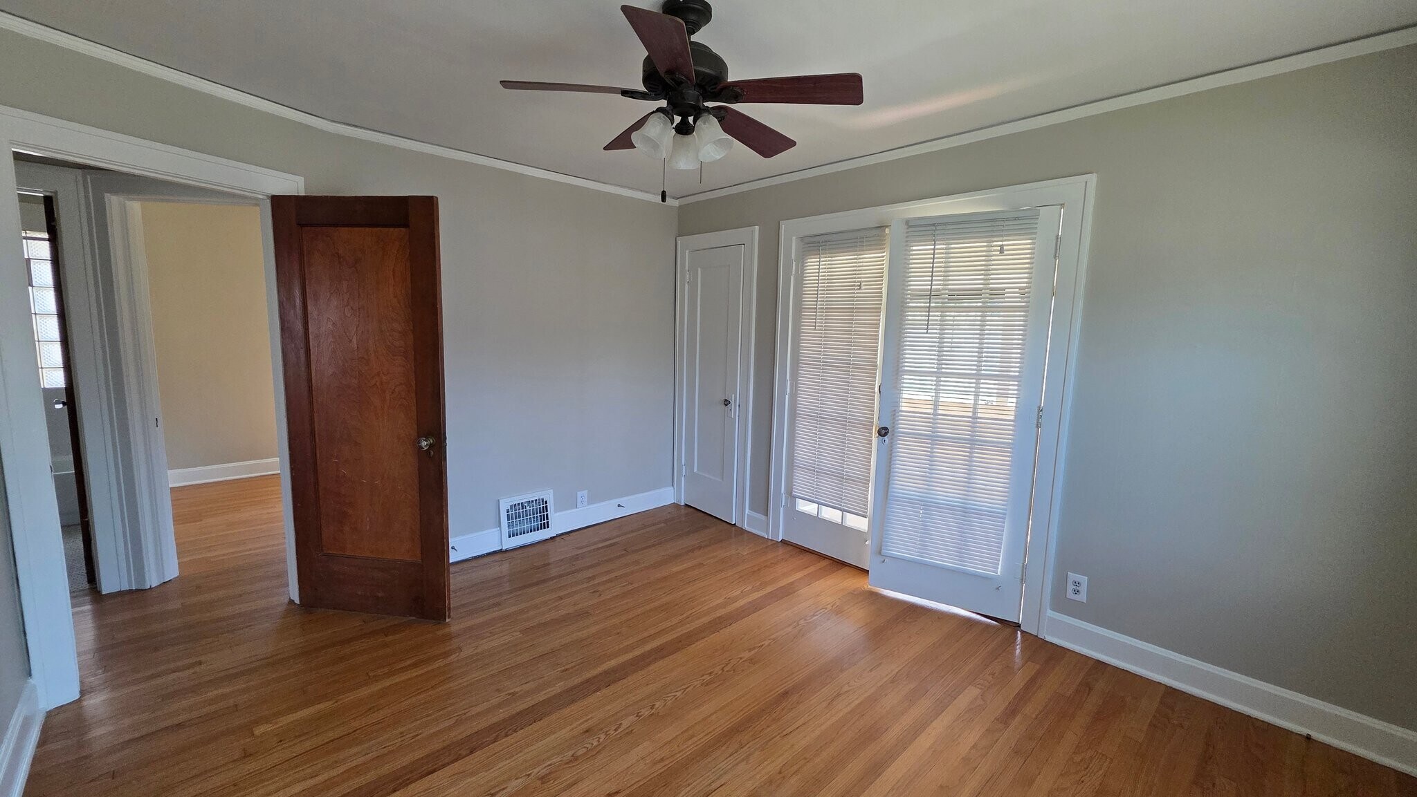 Building Photo - 1432 W 48th St