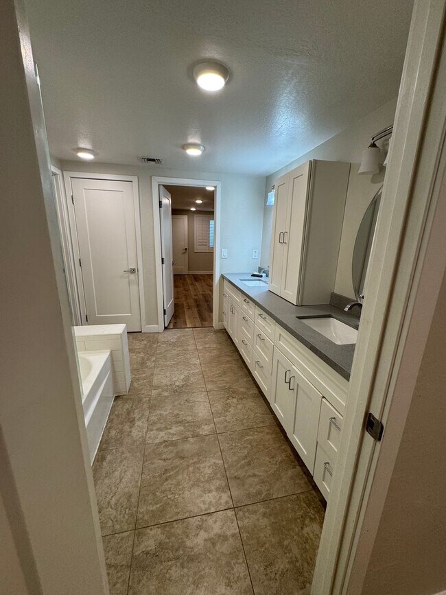 Building Photo - 4 bedroom basement home North Mesa