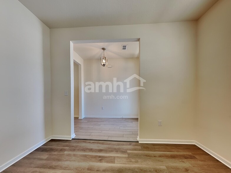 Building Photo - 22 N Hamilton Springs Rd