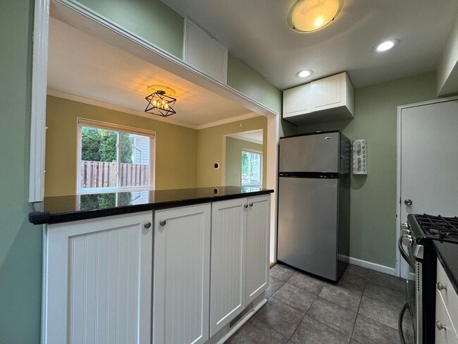 Building Photo - Beautiful 2 Bed 2 Bath Semi-Detached Brick...