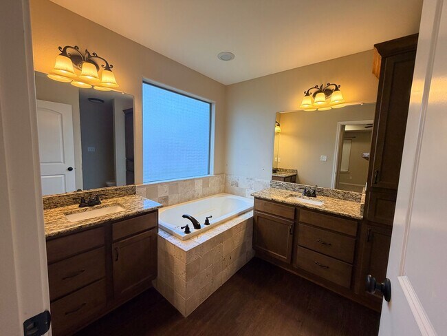 Building Photo - Spacious updated 3 bedroom home