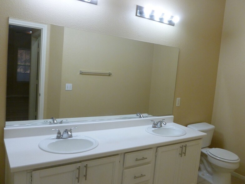Building Photo - 3400 Cabana Dr