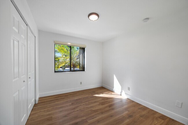 Building Photo - 2925 Azalea Dr