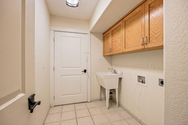 Building Photo - STUNNING 3000 sq ft HOME OFF HILLCREST RD