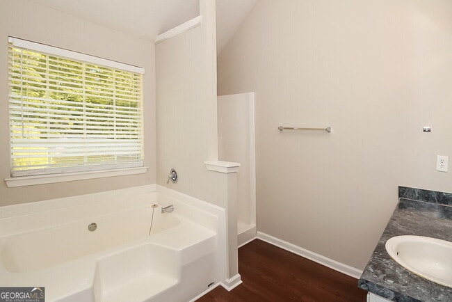 Building Photo - 3234 Diamond Blf