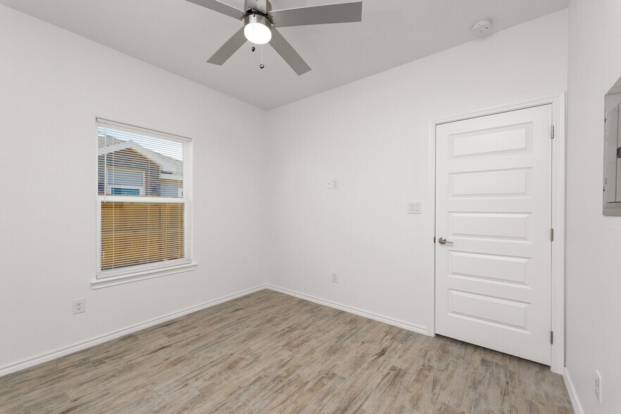Building Photo - 2325 N Valley Cir
