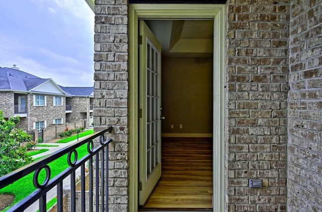 Building Photo - 2865 Westhollow Dr