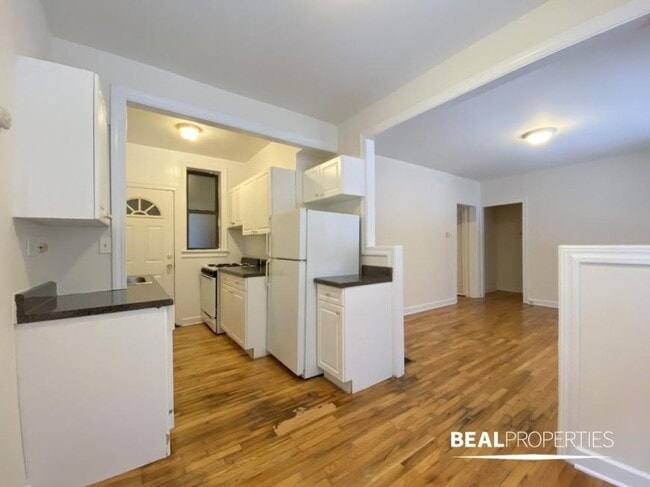 Building Photo - 1 bedroom in CHICAGO IL 60613