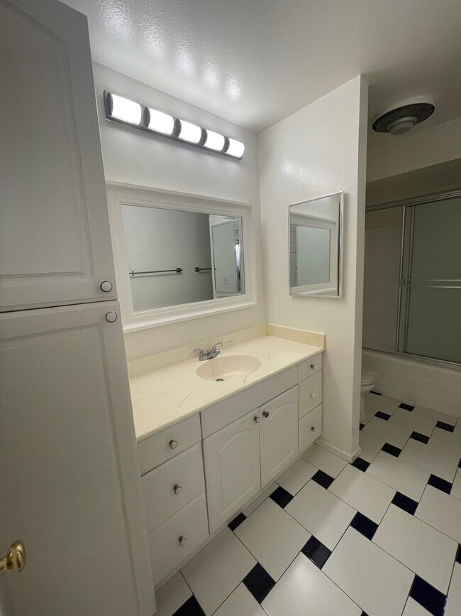 Building Photo - 2 bed 2 bath in Stoneybrook Villas