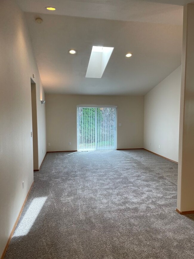 Building Photo - Spacious 3 bedroom 2 bathroom unit in Lake...