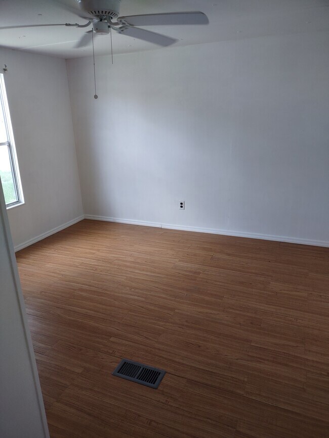MASTER BEDROOM FITS QUEEN BED - 6520 Sun Country Dr
