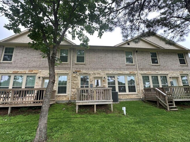 Building Photo - 16020 Fountainview Dr