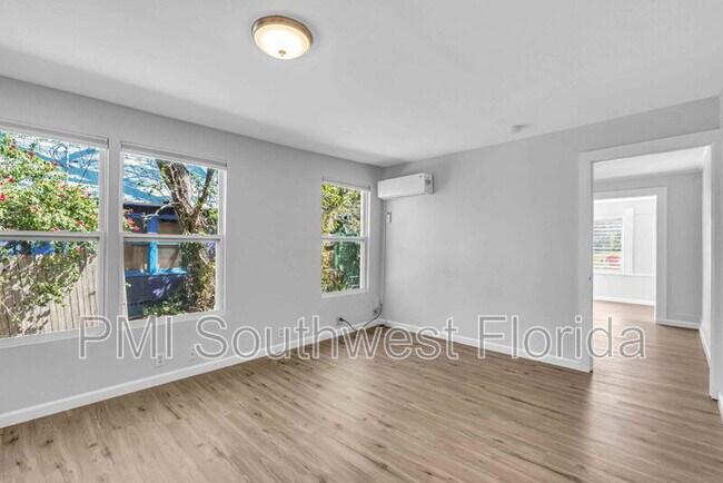 Building Photo - 1016 10th Ave W