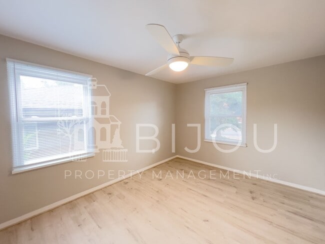 Building Photo - Located Close to Memorial Park!