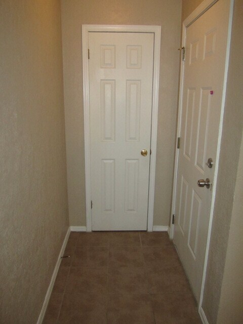 Building Photo - 4029 N Nicklas Ave