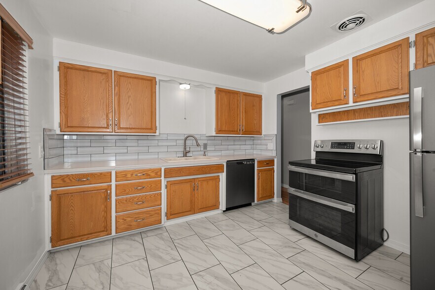 Building Photo - 6028 N Lincoln St