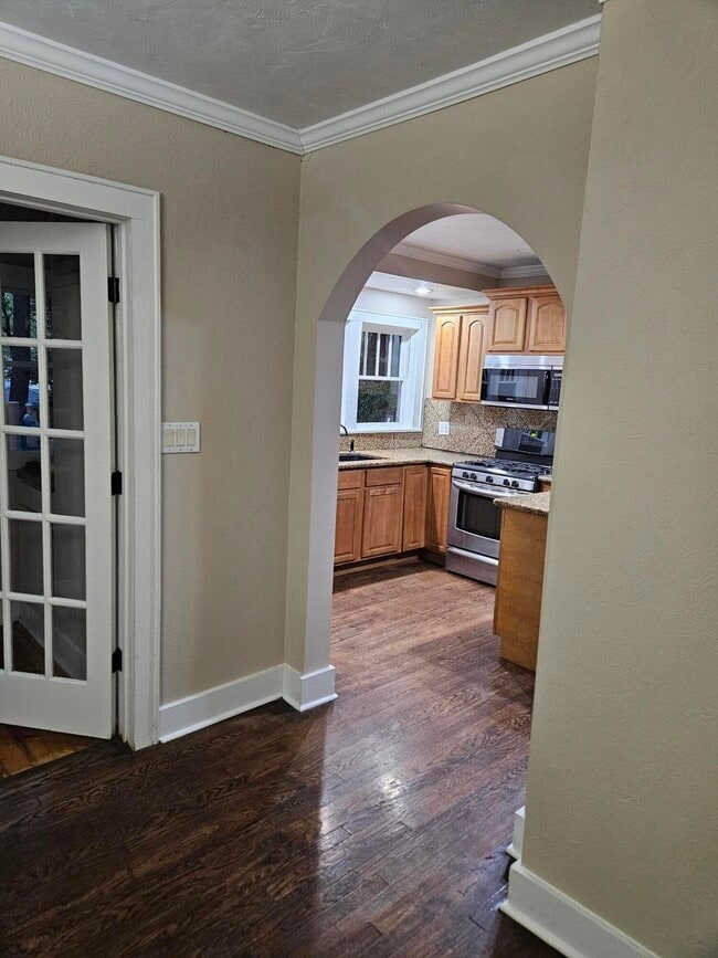 Building Photo - 619 S Kentwood Ave