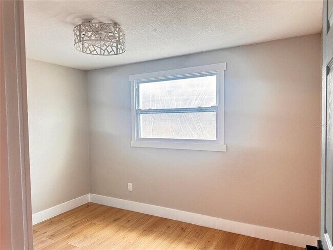 Building Photo - 3205 E Shadowlawn Ave