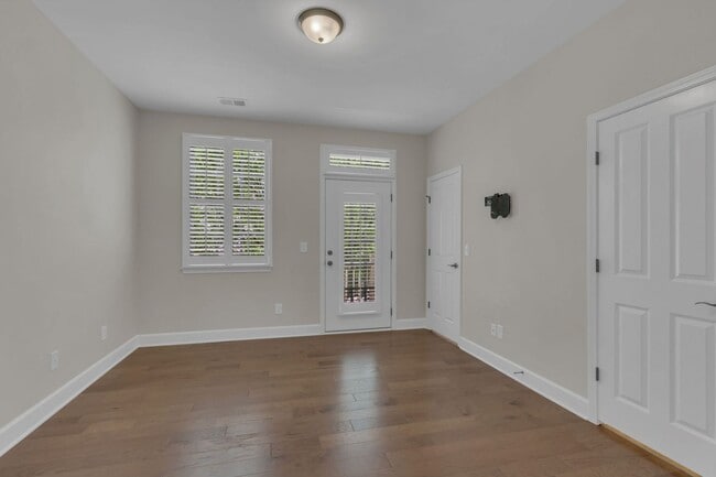 Building Photo - Charming Townhome in the Heart of Berry Fa...