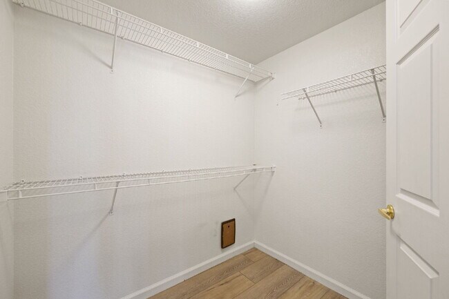 Building Photo - "Chic & Spacious 2-Bed, 2-Bath Condo with Granite Elegance in Littleton!"