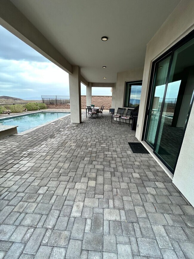 Building Photo - Beautiful Furnished Pool Home!