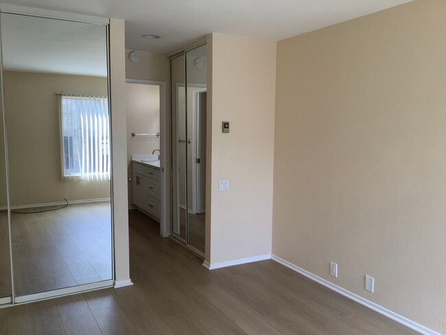 Building Photo - 1 Bedroom 1 Bath First Floor Condo in Paci...