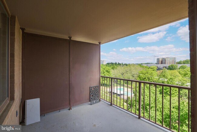 Building Photo - 10101 Grosvenor Pl