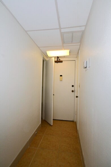 Building Photo - 2499 Kapiolani Blvd