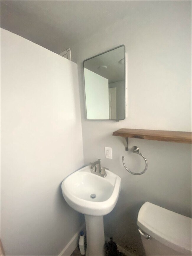 Building Photo - Newly Renovated Studio in Unbeatable Locat...