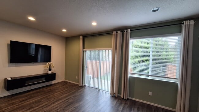 Building Photo - 11708 NE 23rd St